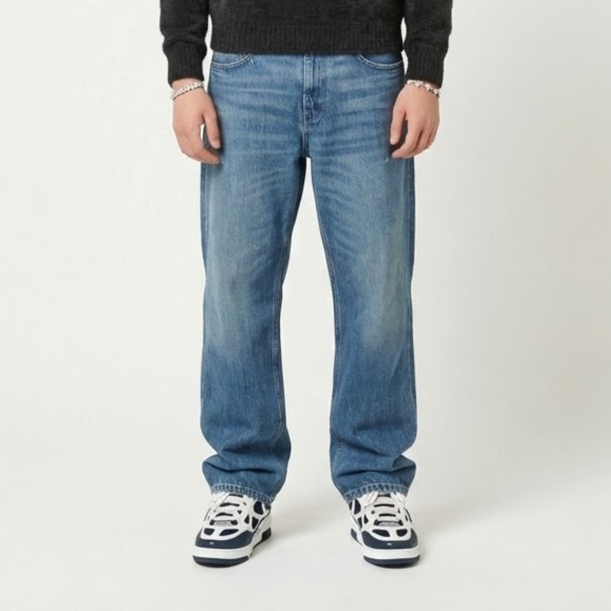 STRAIGHT FIT — JEANS