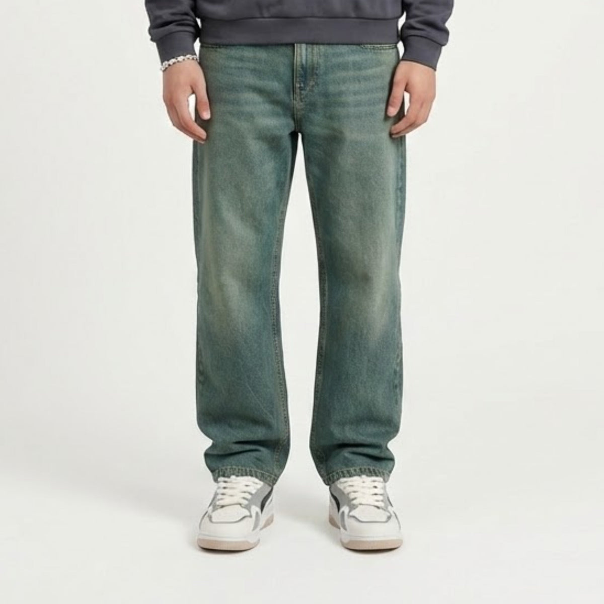 STRAIGHT FIT — JEANS