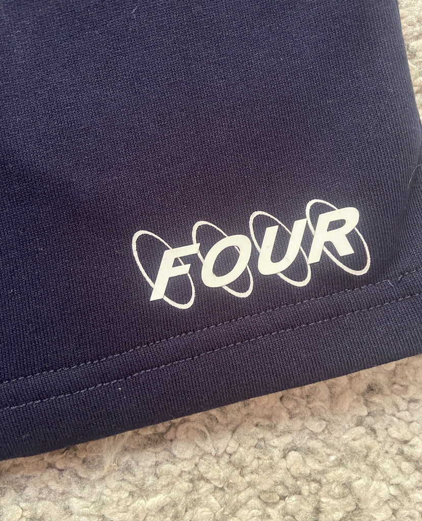Four Amsterdam Broekje blauw — logo van dichtbij