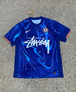 STUSSY X "CHELSEA" JERSEY - BLAUW (Editie 2024/25)
