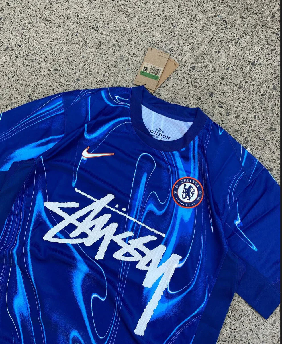STUSSY X "CHELSEA" JERSEY - BLAUW (Editie 2024/25)