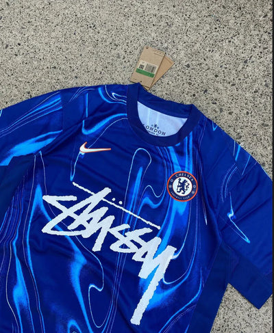 STUSSY X "CHELSEA" JERSEY - BLAUW (Editie 2024/25)