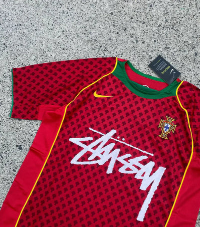 STUSSY X "PORTUGAL" JERSEY - RED (Speciale Editie)