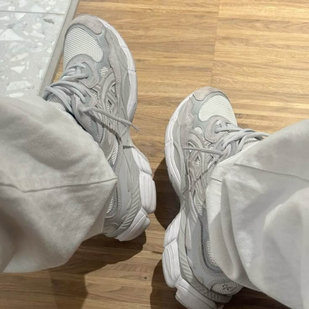 Asics Gel-NYC Crème / Grijs — Sneakers