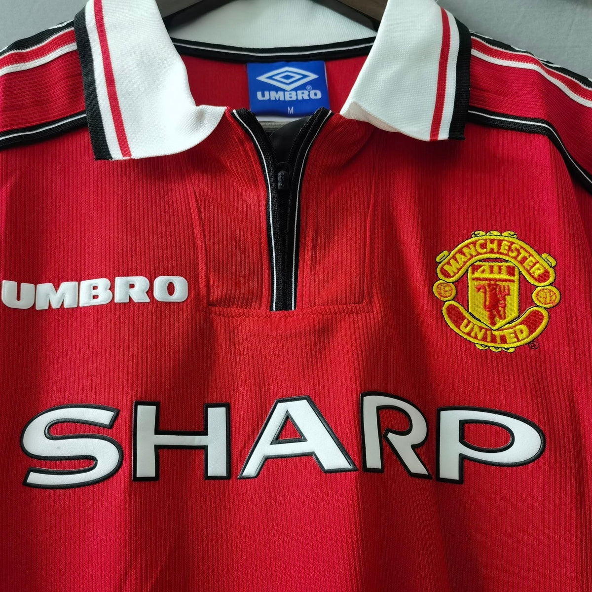 MANCHESTER UNITED 1998/99 — RETRO LONGSLEEVE
